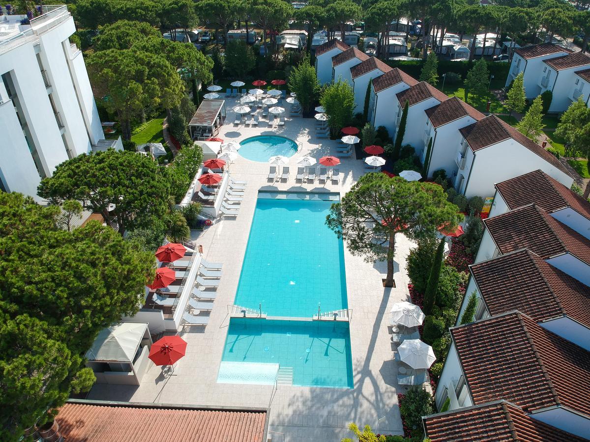 Appartamento con 2 Camere da Letto e Vista Piscina